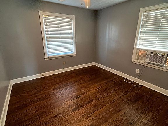 3rd image of 1313 Henry Dr
