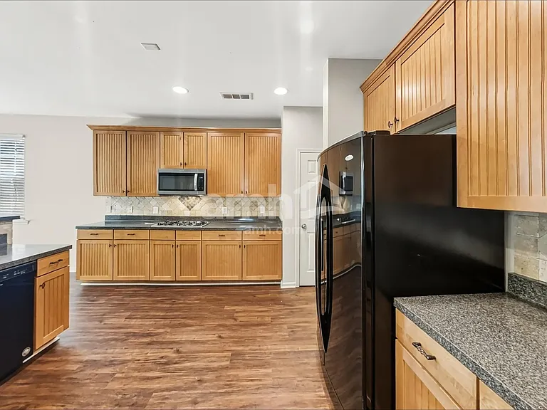 406 Howell Xing — Photo 3
