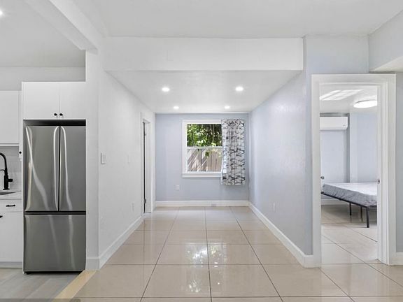 3rd image of 425 El Prad APT A