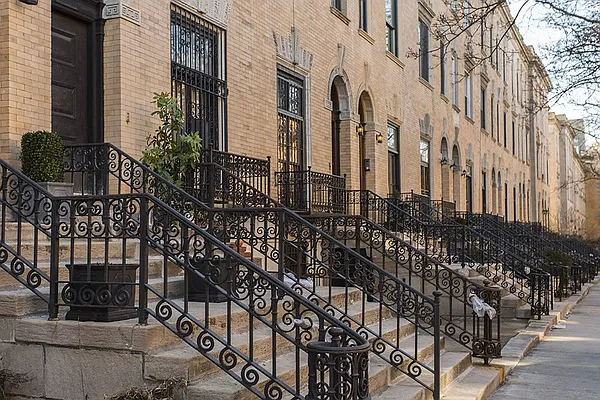 Rented by Dixon Advisory USA Inc. | media 53