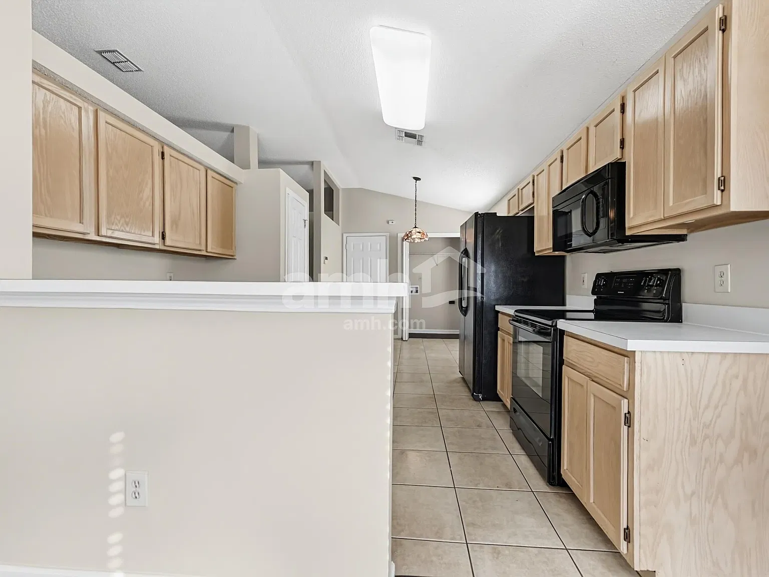 4 bed, 2.0 bath, 1800 sqft, $2,430 — Photo 4