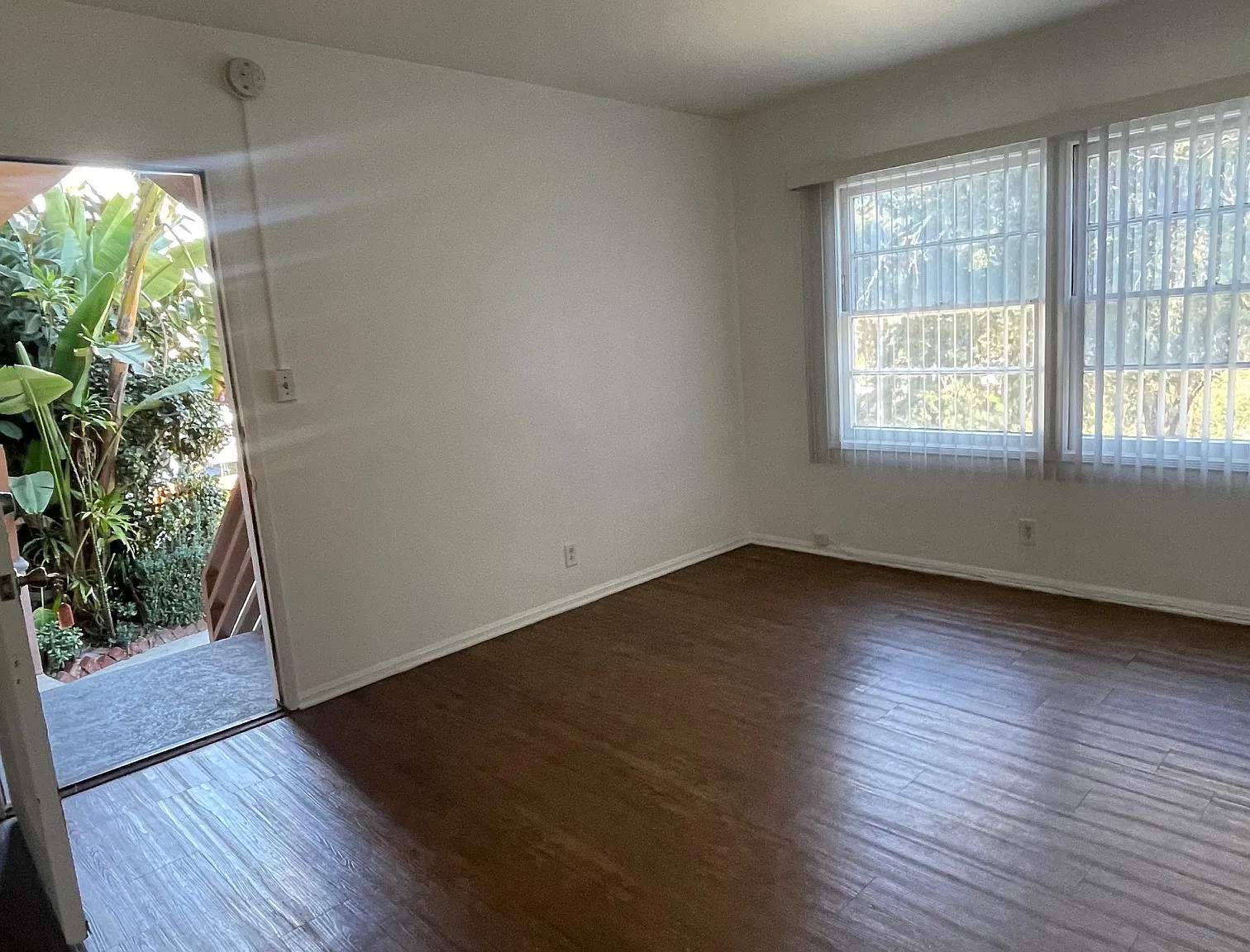 Studio, 400 sqft, $1,900 — Photo 3