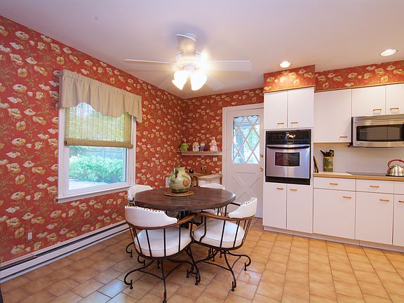 breakfast room w/door yard
