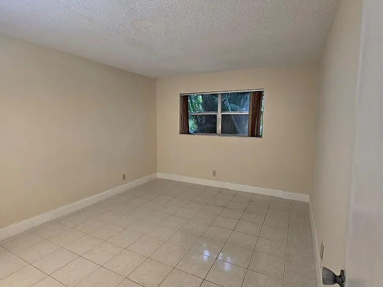 550 SE 2nd Ave #G3 — Photo 7