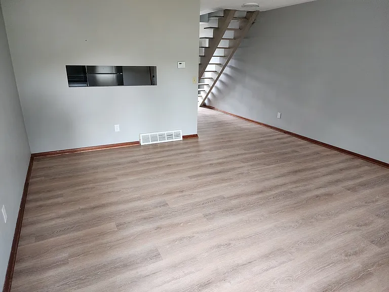 369 Commanche Dr — Photo 2