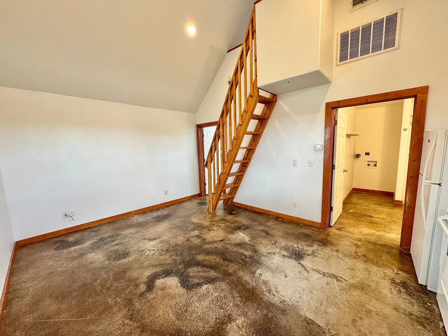573 Texas 97 — Photo 4