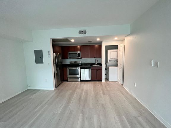 3rd image of 948 Bay Dr #4