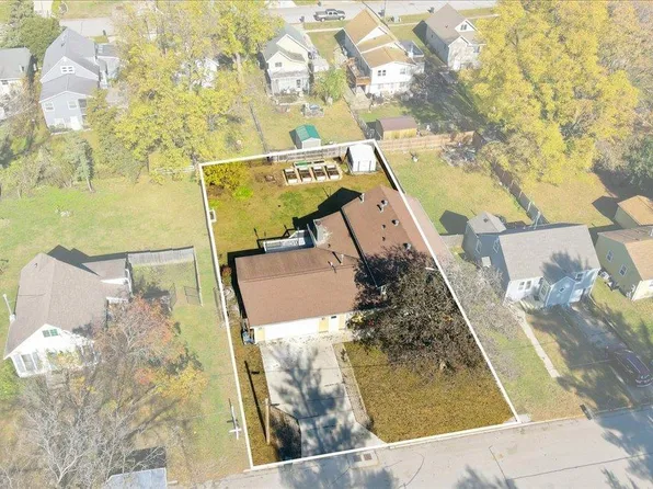 927 W 14th St, Cedar Falls, IA 50613