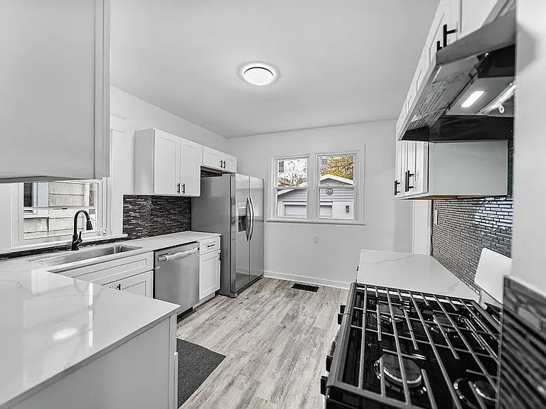1111 W 5th St — Photo 16