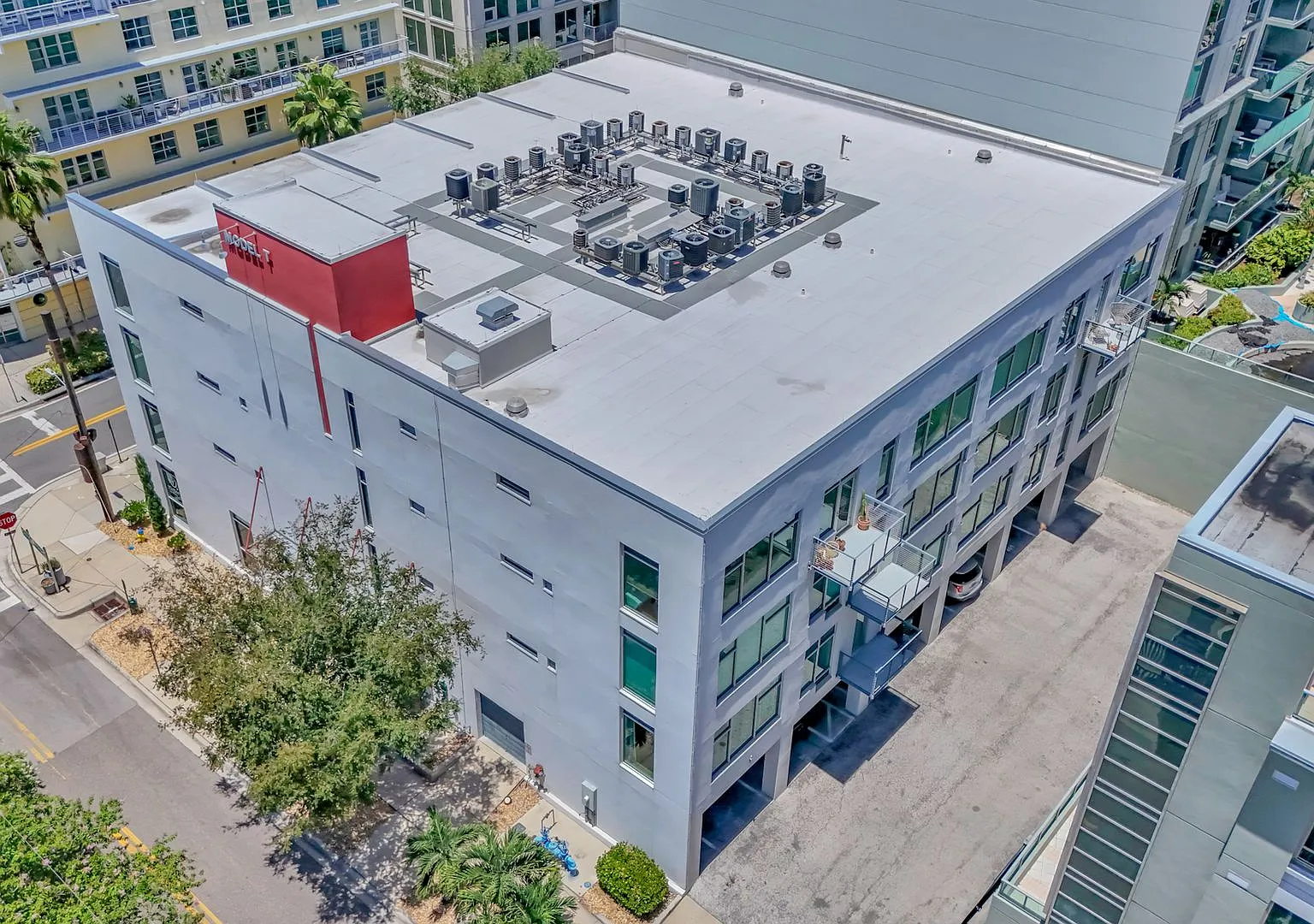 Modern 1/1 Channelside Condo — Photo 2
