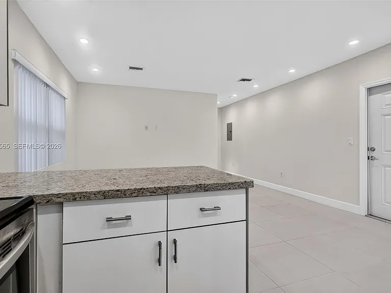 12800 NE 11th Ave #3 — Photo 9