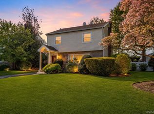 99 Norwood Ave, Malverne, NY 11565