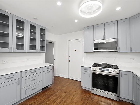 3rd image of 7056 N Rockwell St #1