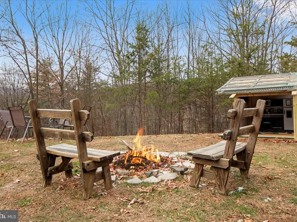 985 Waugh Rd, Berkeley Springs, WV 25411