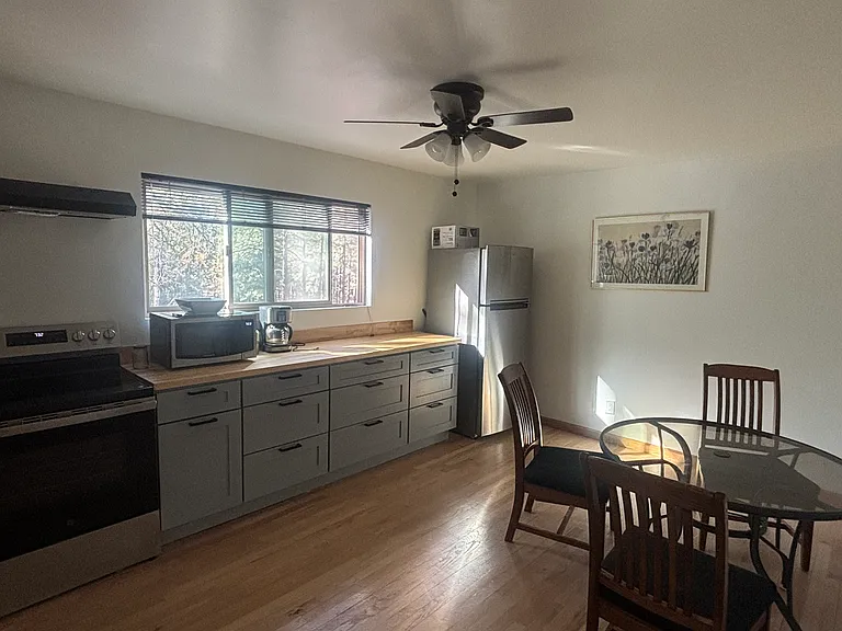 E Larkspur Ln — Photo 2