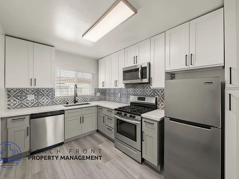 254 S Normandie Ave — Photo 1