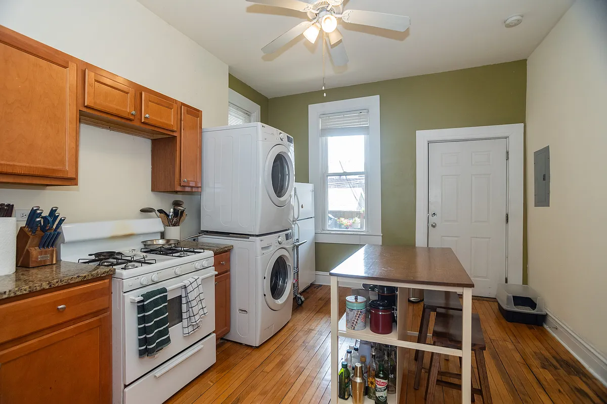 Building Photo - 1325 W Barry Ave #1F