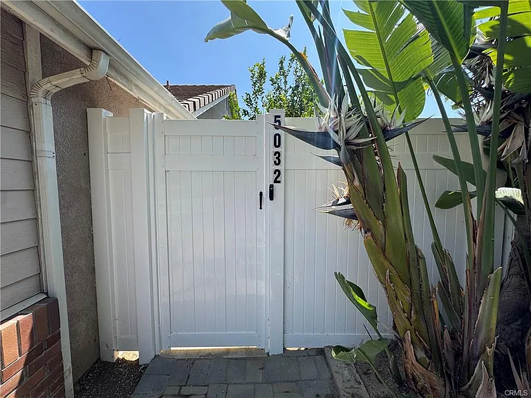 5032 Serrania Ave — Photo 16