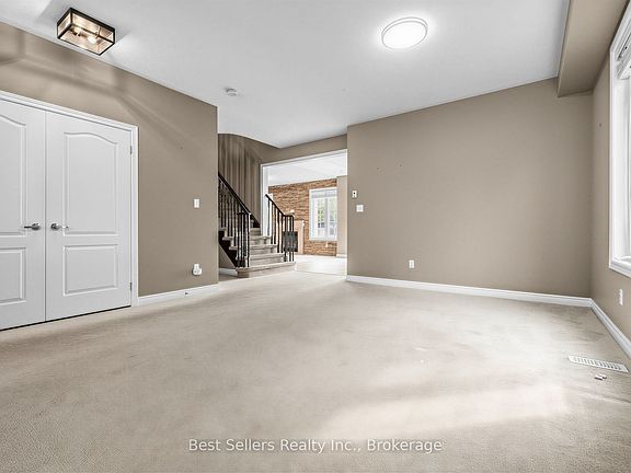 4th image of 15 Vipond Way