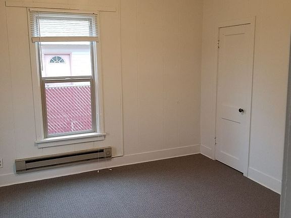 5th image of 104 8th Ave W