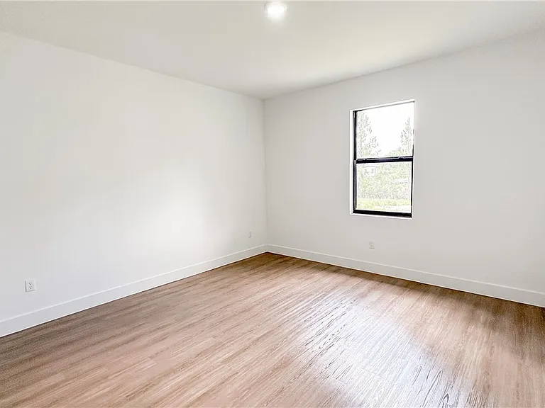 1148 Craft St E — Photo 13