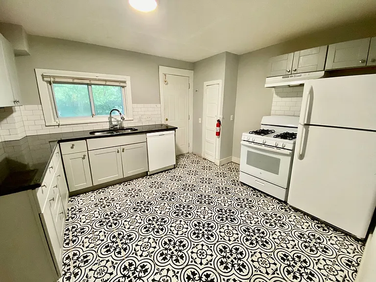 301 17th Ave Ne — Photo 1