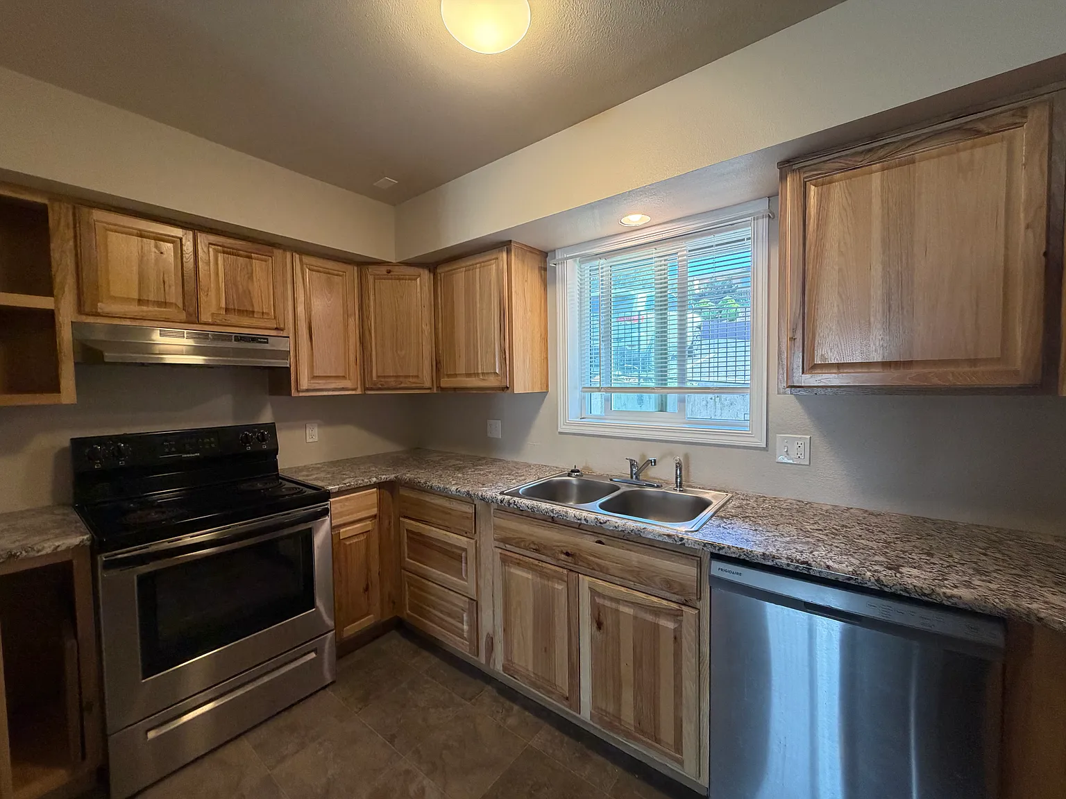 2 bed, 950 sqft, $1,300 — Photo 3