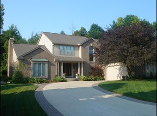 1335 Springwood Ln, Rochester Hills, MI 48309