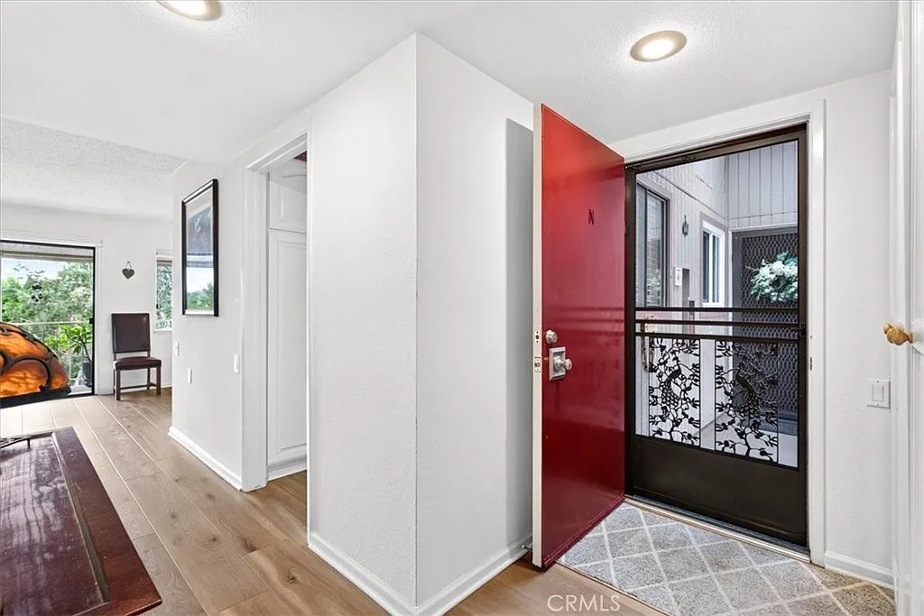 1 bed, 1057 sqft, $2,400 — Photo 3