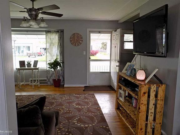 3rd image of 25724 Mackinac St