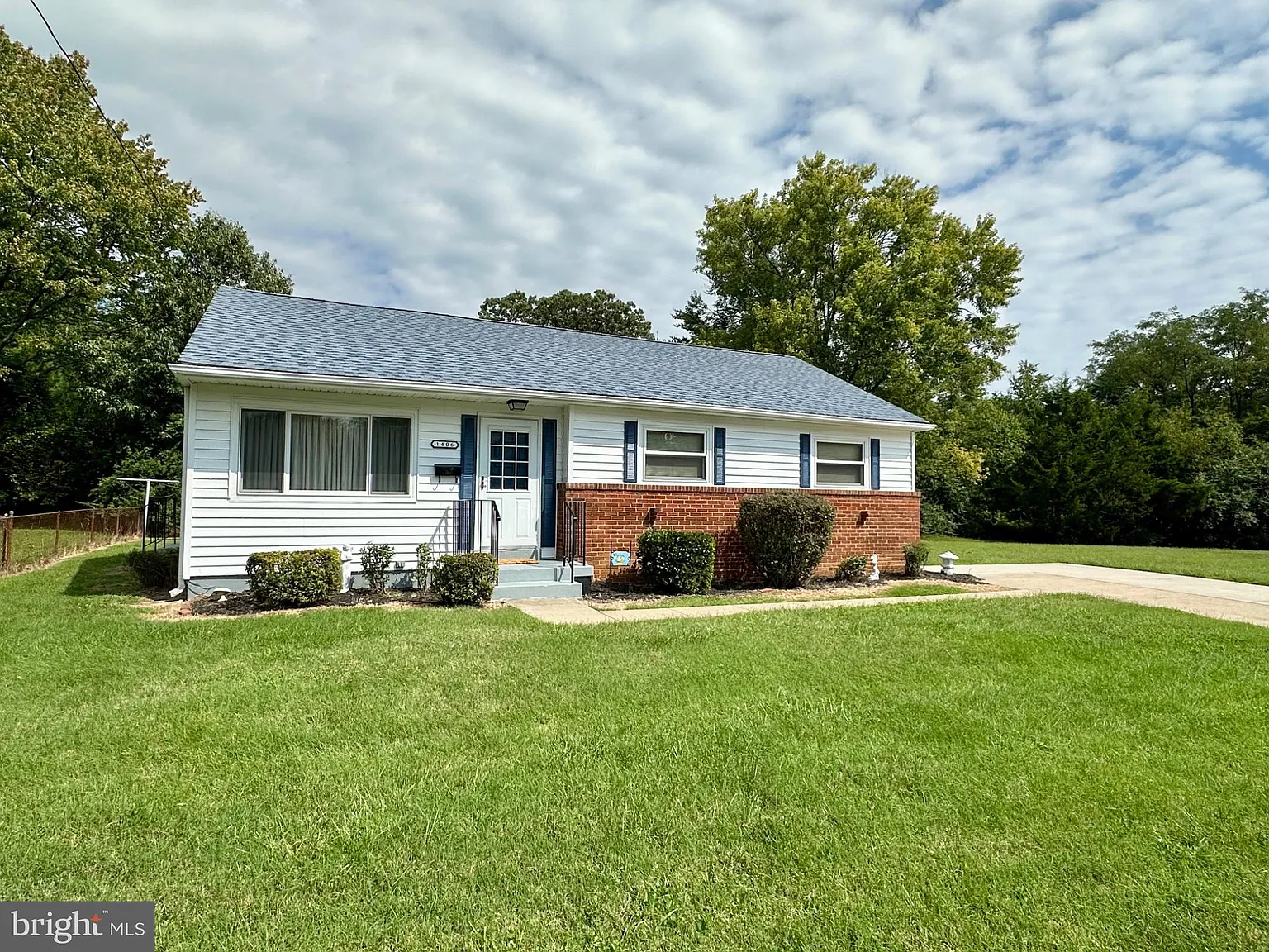 3 bed, 1.5 bath, 1024 sqft, $2,100 — Photo 3