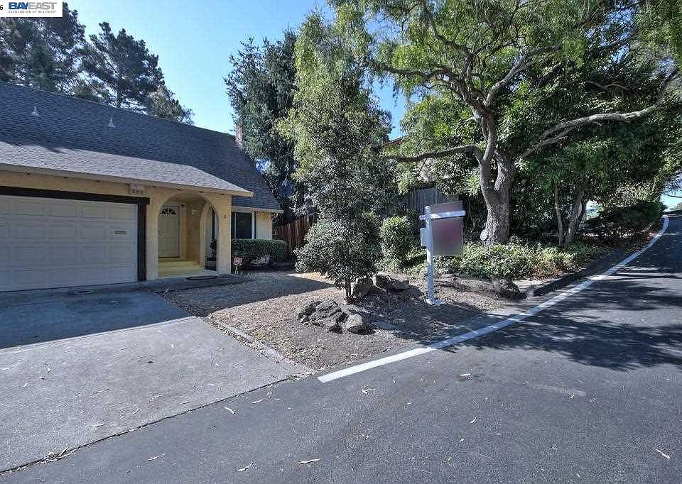 1st image of 8 Parkridge Ct