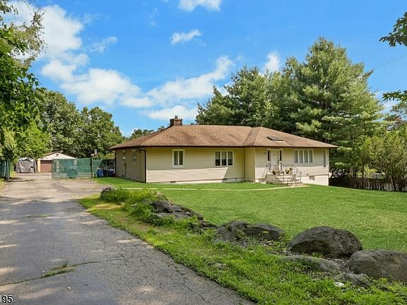 3rd image of 419 Ratzer Rd
