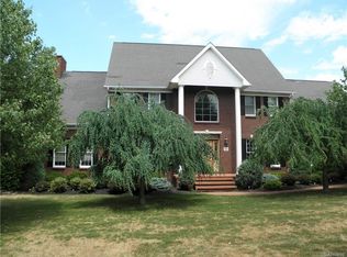 2 Lakeridge Dr, Orchard Park, NY 14127