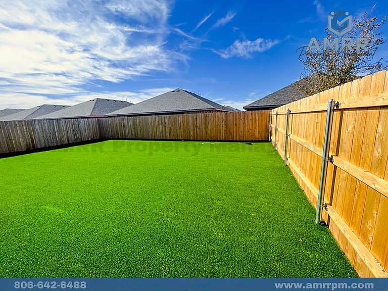 2029 Kenwood Ave — Photo 2