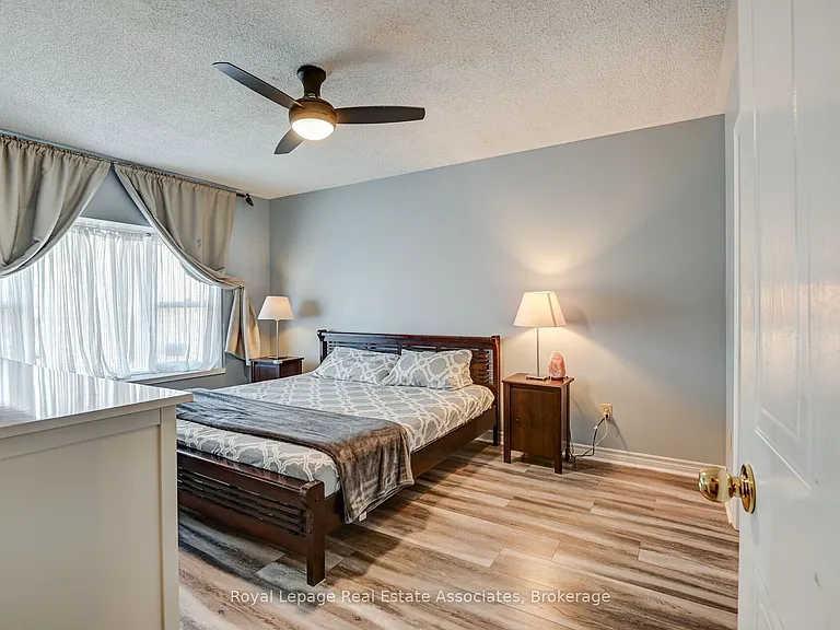 70 Nectarine Cres — Photo 12