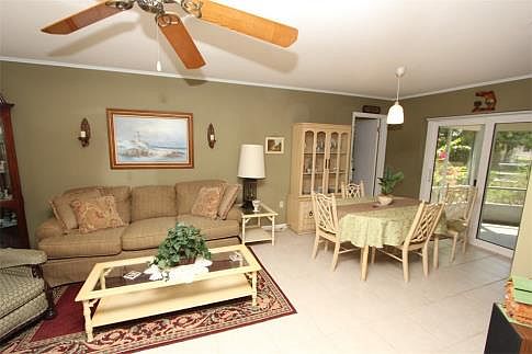 Living/Dining Area Great for Entertaining