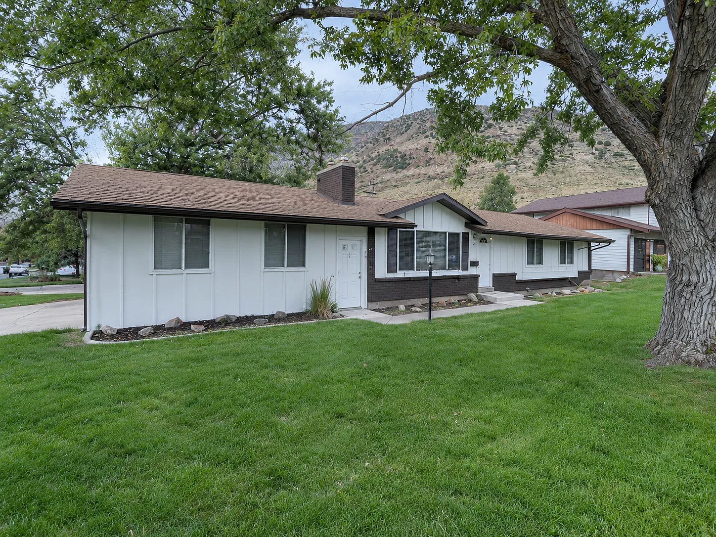 5 bed, 2.5 bath, 2304 sqft, $2,325 — Photo 3