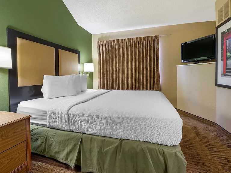 1 Bedroom Suite - 1 Queen Bed