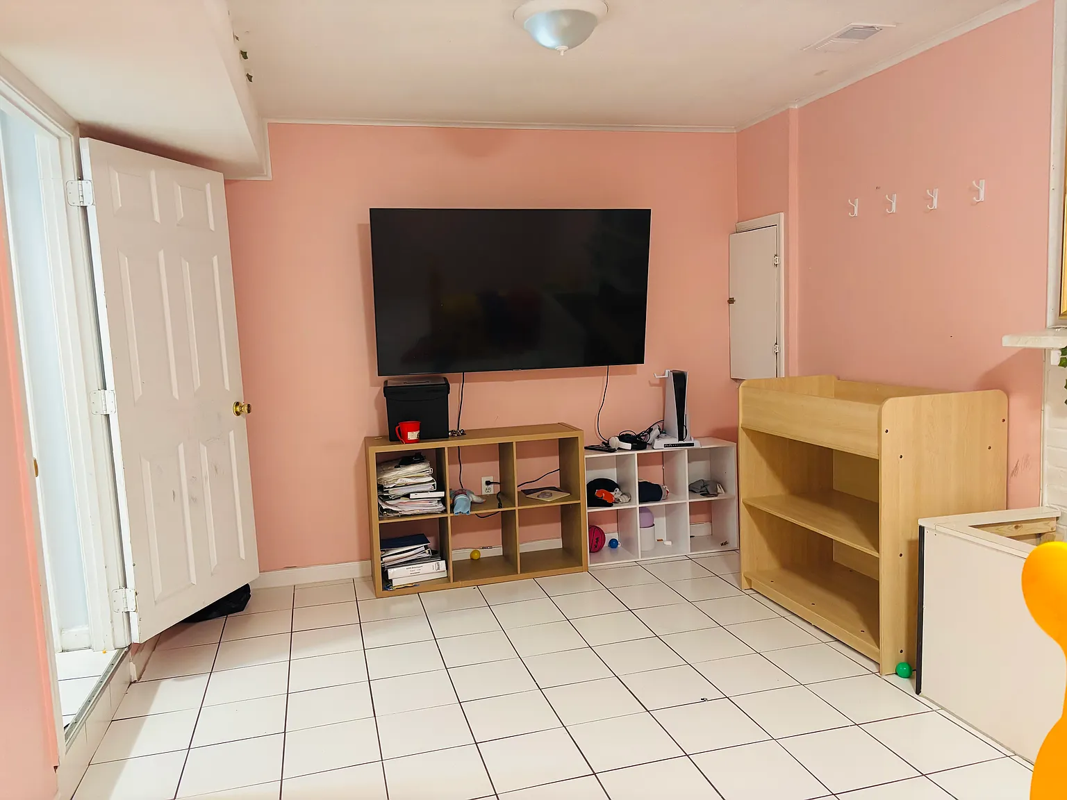 1 bed, 1600 sqft, $1,200 — Photo 2