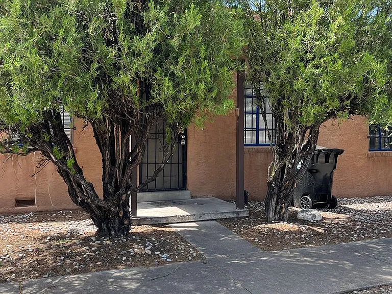 124 Aliso Dr NE — Photo 1