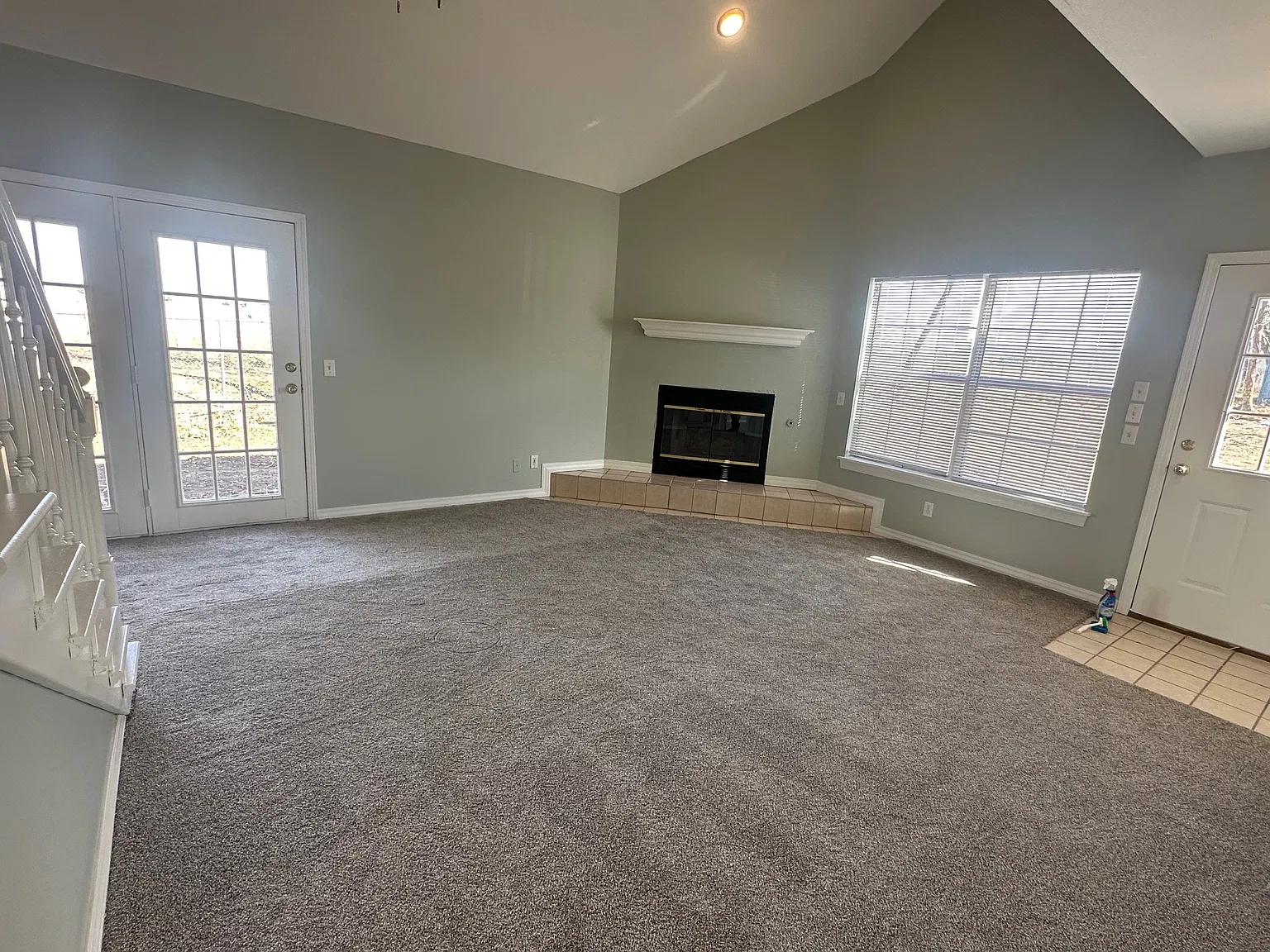 5 bed, 2840 sqft, $2,400 — Photo 2