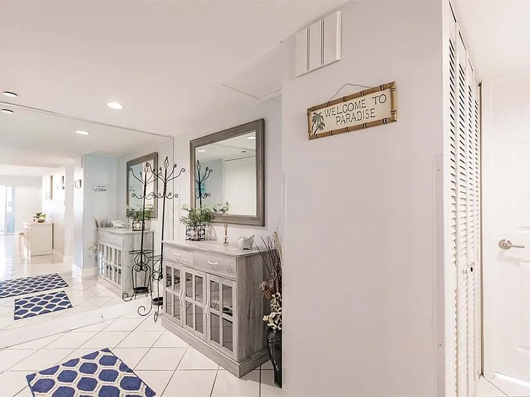 1125 W Peppertree Dr #501 — Photo 2