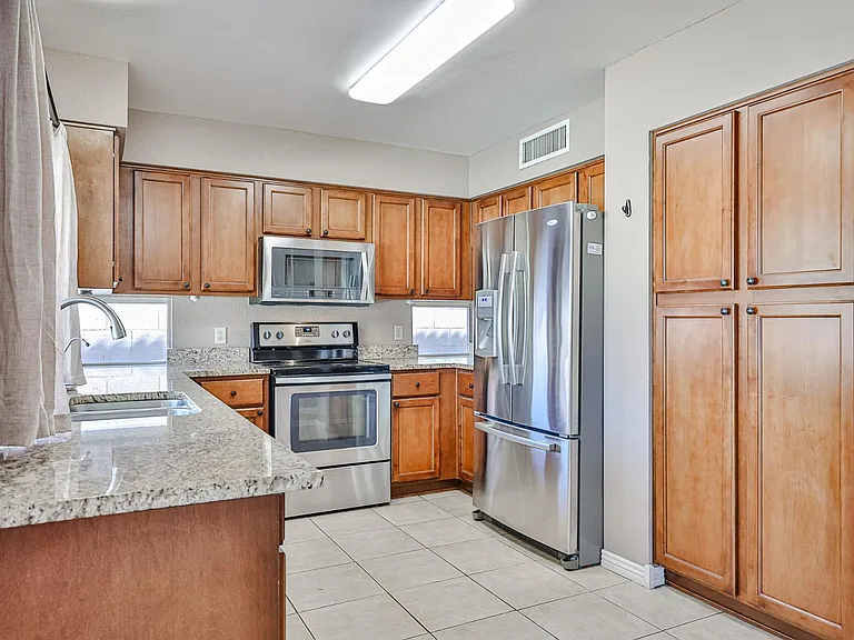 3236 E Hiddenview Dr — Photo 3