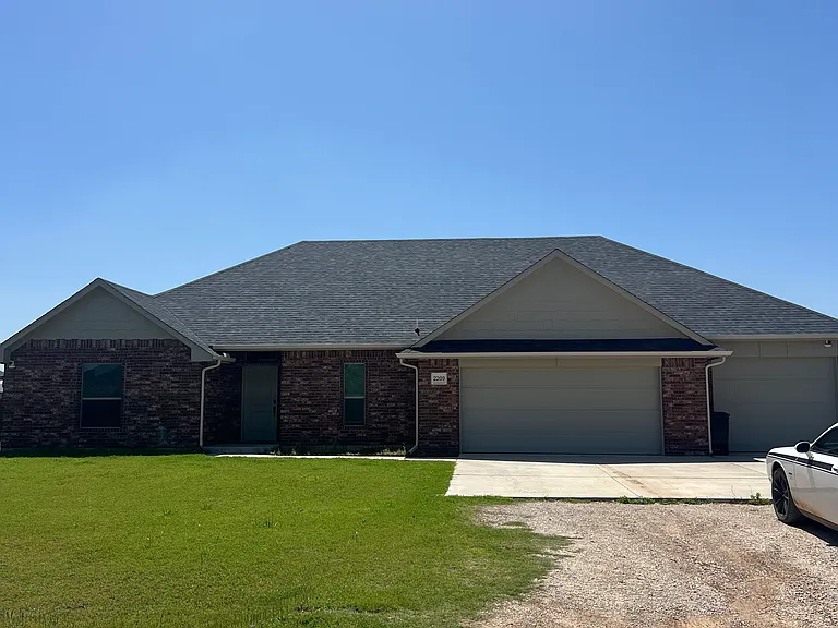 2209 E Grassland Ln — Photo 1