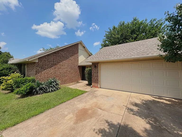 112 N Grand Fork Dr — Photo 2