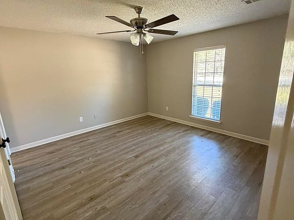 5th image of 120 Edgelake Dr APT B