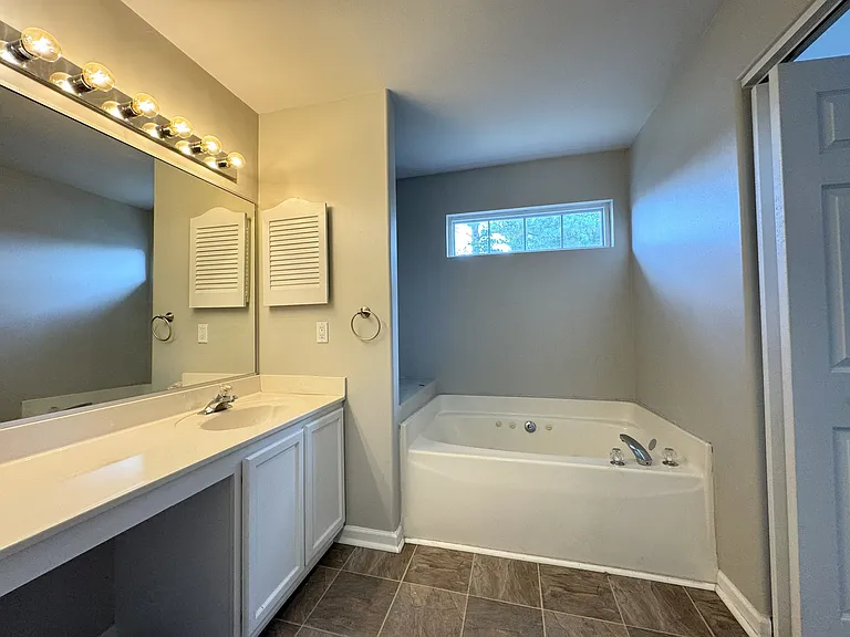 2309 Charing Cross Rd — Photo 31