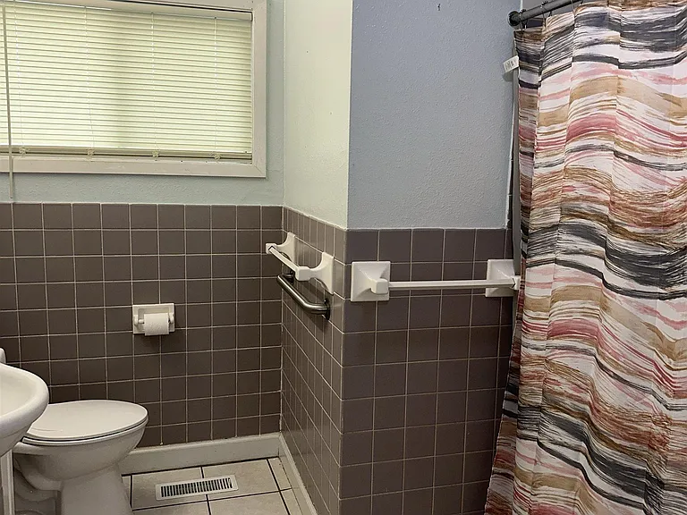 1052 N Lincoln St — Photo 16