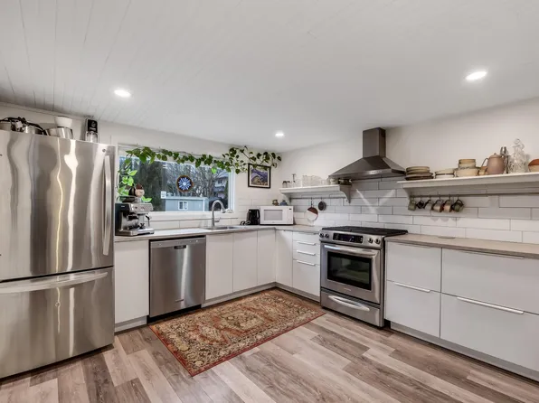 40022 Government Rd #4, Squamish, BC V8B 0G7